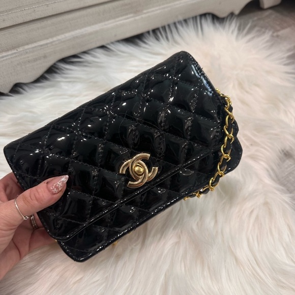 Boutique purchase 🍒 Quilted Crossbody Black Leather Gold Chain Strap hardware - Picture 7 of 7